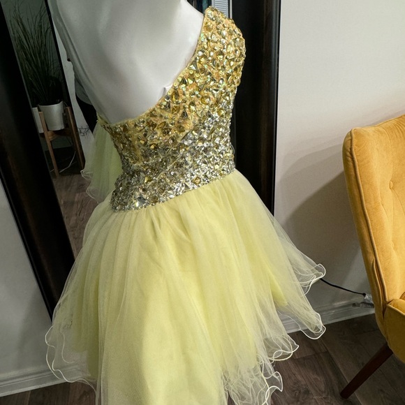 Adorable party/grad dress - Picture 7 of 9